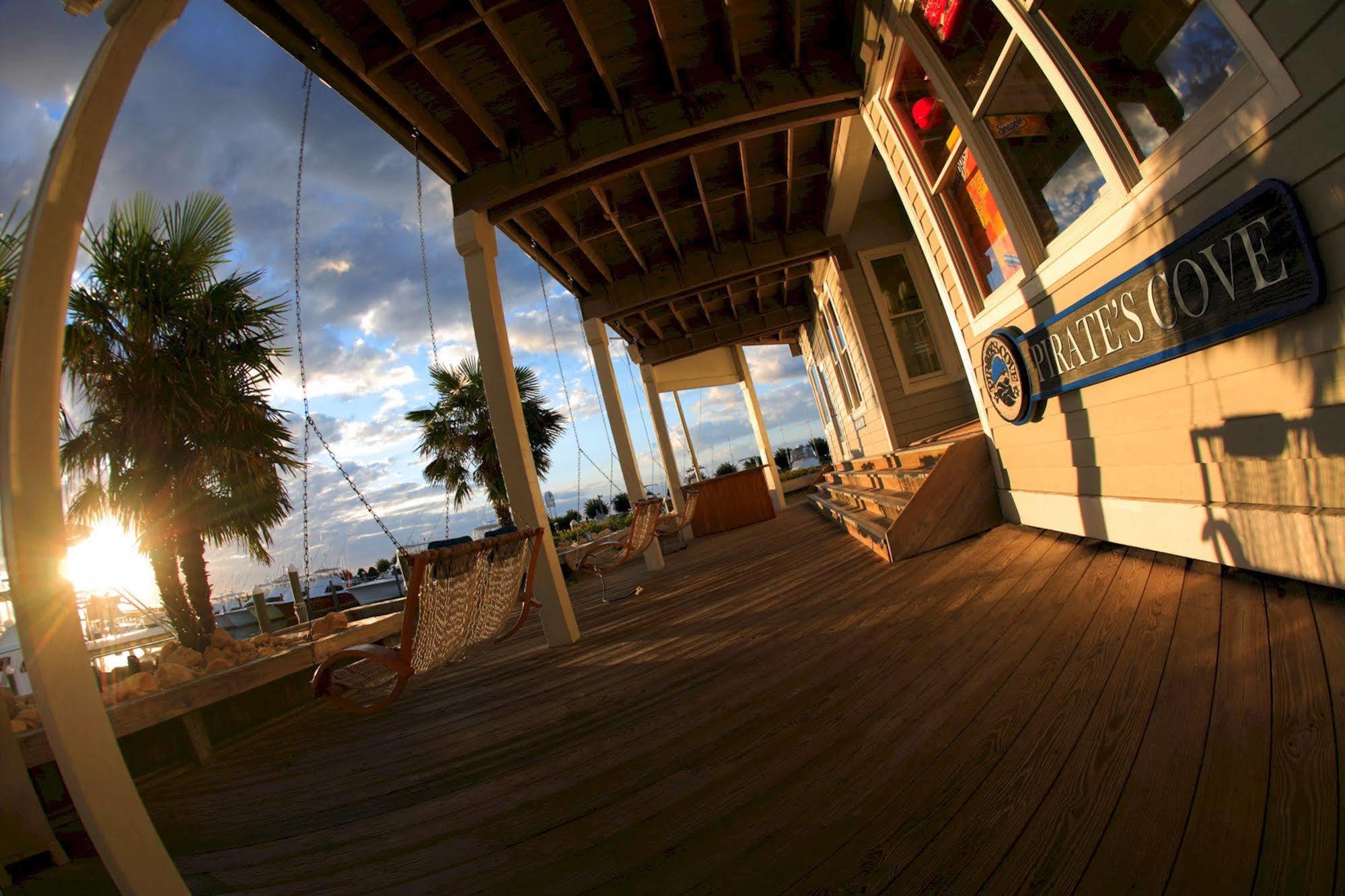Pirate'S Cove Resort Condos Мантео Экстерьер фото
